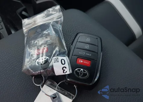 2025 Toyota Camry Se z USA, uszkodzony, nr VIN 4T1DAACK6SU549680